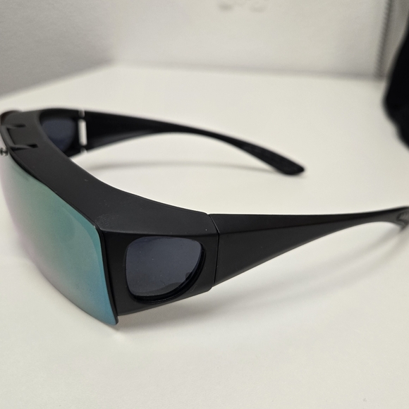 Bell & Howell Sport Sunglasses with Hard Case - Picture 2 of 8